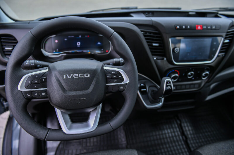 Samochód z wypożyczalni samochodów - Wypożycz Bus w Rzeszowie