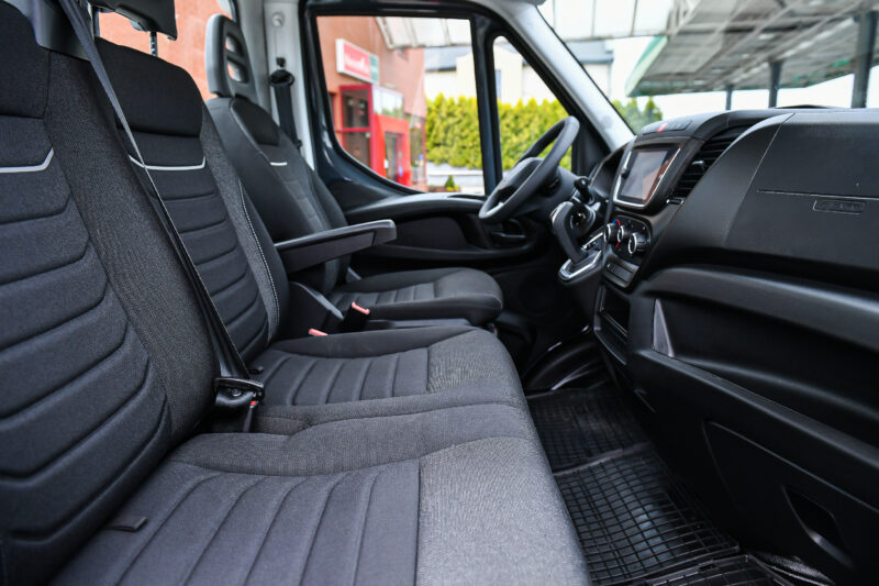 Samochód z wypożyczalni samochodów - Wypożycz Bus w Rzeszowie