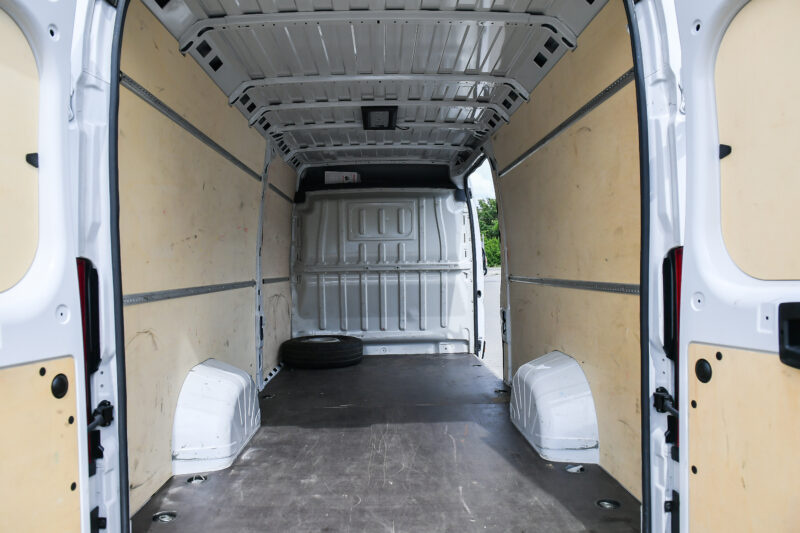 Samochód z wypożyczalni samochodów - Wypożycz Bus w Rzeszowie